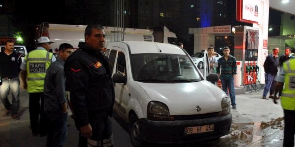 Dumanlar içindeki araç benzinliğe daldı