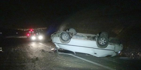 Polis, takla atıp ters dönen minibüste yaralı aradı