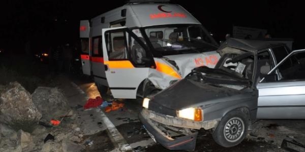 Ambulans otomobil �arp��t�: 1 �l�, 3 yaral�