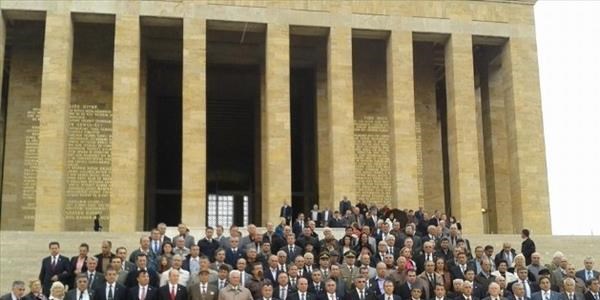 Türkiye Emekli Astsubaylar Derneği üyeleri Anıtkabir'e çelenk bıraktı