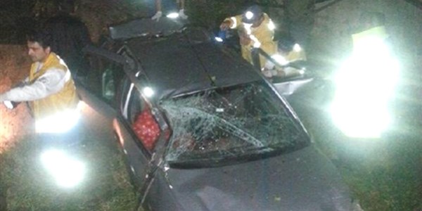 Lastiği patlayan otomobil su kanalına yuvarlandı: 3 yaralı