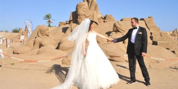 Kum heykeller yeni evlenen iftlerin gzde mekan oldu