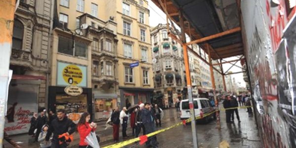 İstiklal'de başına düşen taşla yaralandı