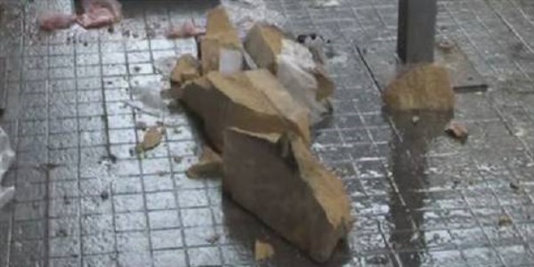 Beyoğlu'nda başına taş düşen adam ağır yaralandı/ Video