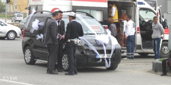 Gelin arabası kaza yaptı