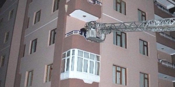 Kap� sesini h�rs�z zanneden doktor , alt kattaki balkona atlad�