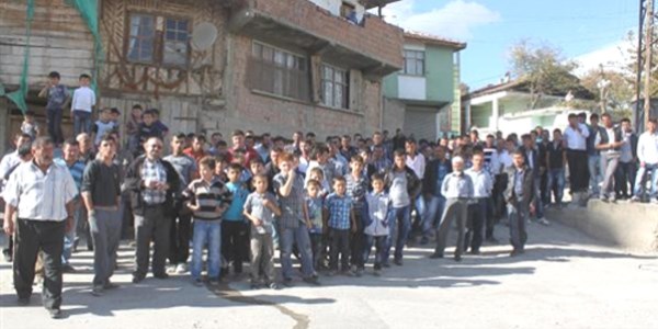 K�yl�ler hizmet almak i�in eylem yapt�