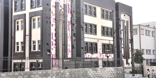 Eylemciler in�aat halindeki adliye binas�n� bu hale getirdi