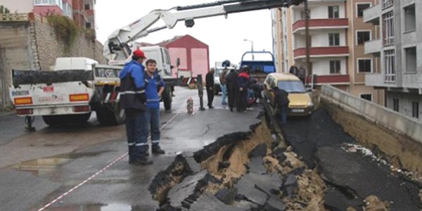 Karab�k'te otomobil ��ken yolun i�erisinde kald�