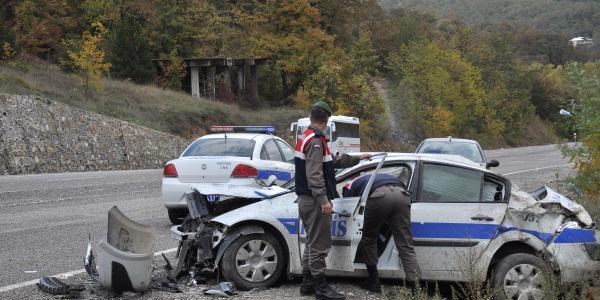 Polis otosu devrildi: 2 yaral