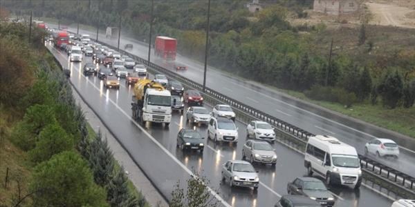 TEM Otoyolu'nda trafik �ilesi devam ediyor