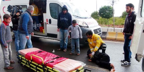 Yaral� ta��yan ambulans, Suriyeli �ocu�a �arpt�