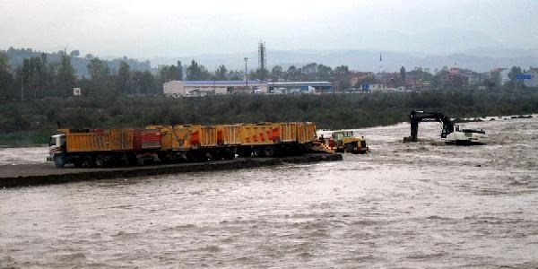 Kamyon ve i� makineleri �ay suyuna kap�lmaktan kurtar�ld�