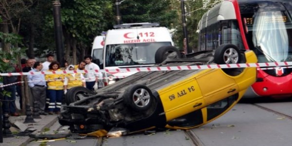Tramvay�n yoluna giren taksi bu hale geldi