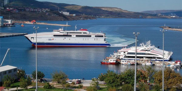 Band�rma feribot iskelesinde uzun kuyruklar olu�tu