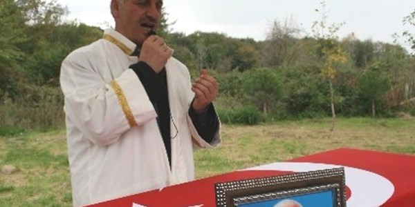 Kore gazisinin cenaze namazını oğlu kıldırdı