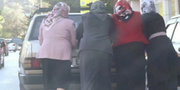 Otomobil arızalanınca iş kadınlara düştü