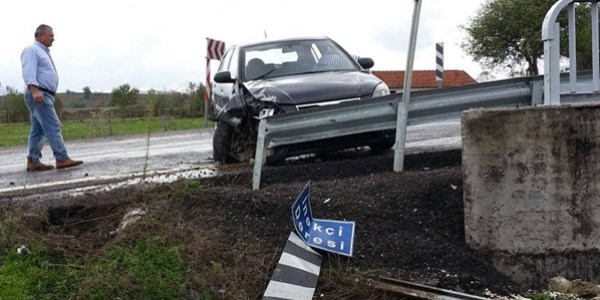 Lastiği patlayan araç bariyerlere çarparak durabildi
