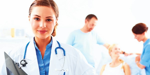 Kad�nlardan daha iyi doktor oluyor