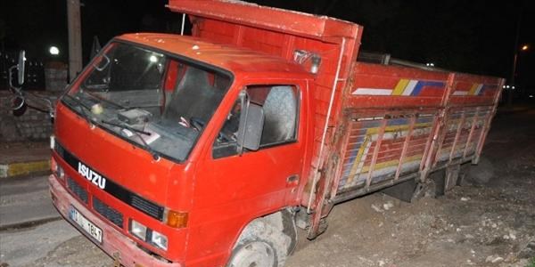 Kırkağaç'ta yollar çöktü arabalar yan yattı