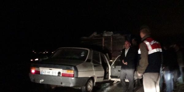 Otomobil, çartığı traktör römorku ile 8 kilometre gitti