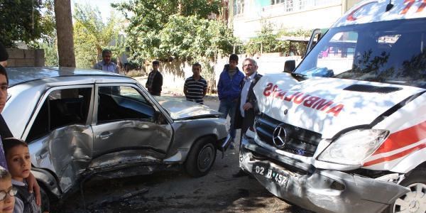 Ambulans, otomobile çarptı: 1 yaralı