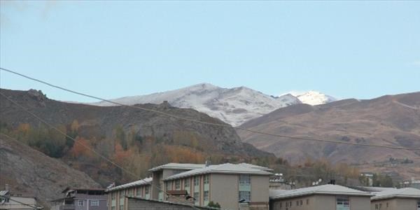 Hakkari'ye yılın ilk karı yağdı