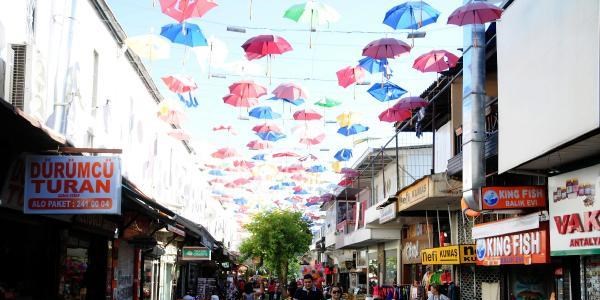 'Şemsiyeli sokağa' rüzgar ve yağmur darbesi