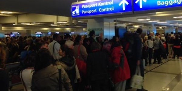 Havalimanında 1 km pasaport kuyruğu