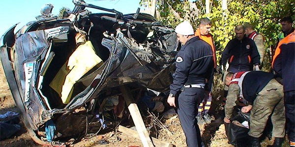 Uzman çavuş kaza yaptı: 3 ölü, 2 yaralı