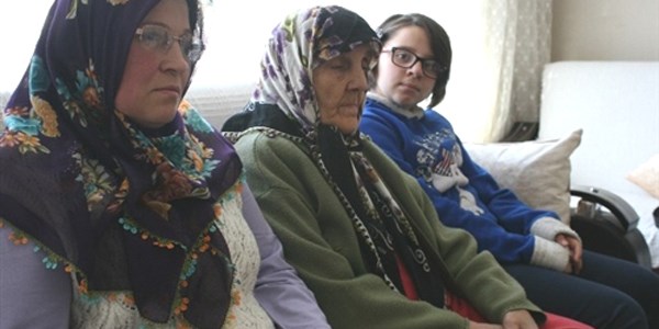 Eşi ölmesine rağmen, 16 yıldır kaynanasına bakıyor