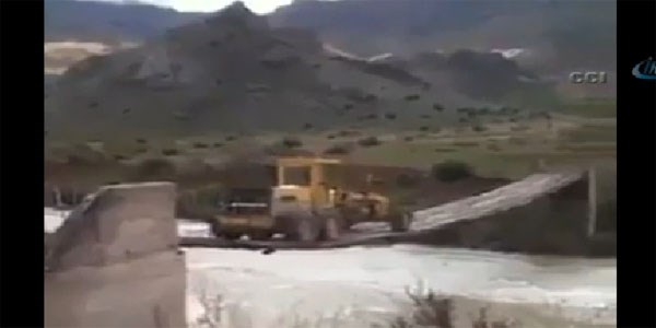 Greyder asma köprüden geçti