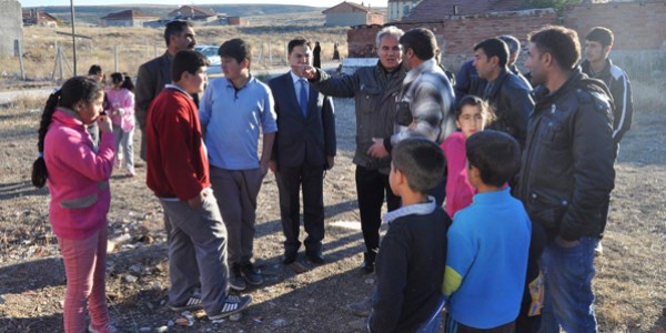 Mahalle sakinleri yolu trafi�e kapatt�