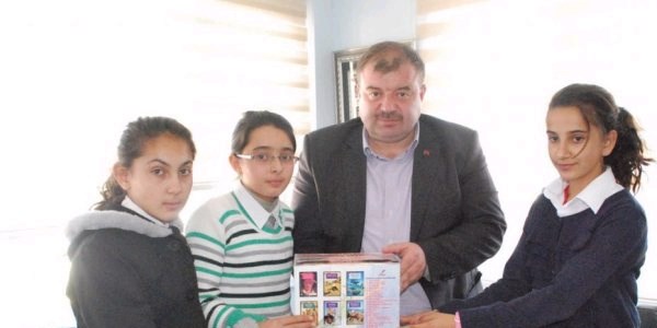 Pazarlar'da öğrencilere kitap seti hediye edildi