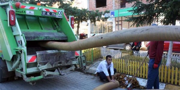 Belediye, yapraklar� vakumlad�