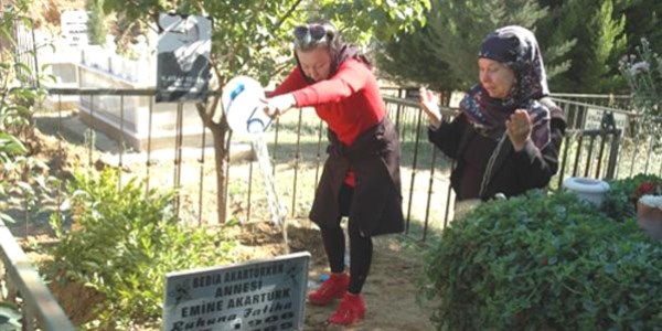 48 y�l sonra annesinin naa��n� Birgi'ye naklettirdi
