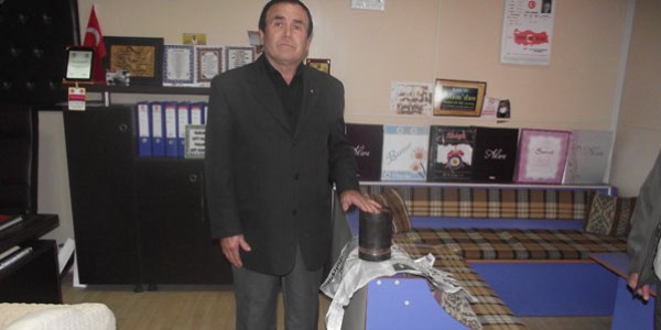 96 y�ll�k top mermisi kovan�n� kaymakaml��a verdi