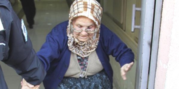 Tart��mada araya giren 80 ya��ndaki annesini yumruklad� iddias�