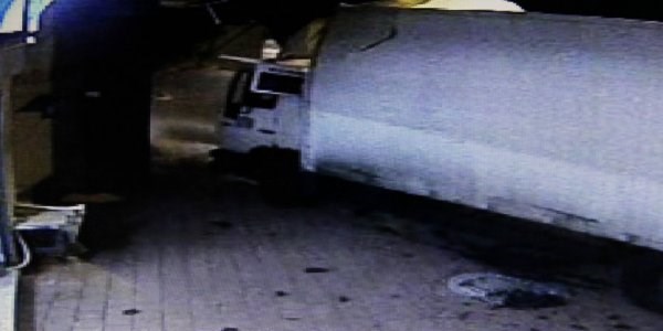 Kamyonet boya dükkanına daldı