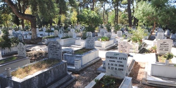 Antalya'da iki mezarlk daha halka ak defin ilemine kapatld