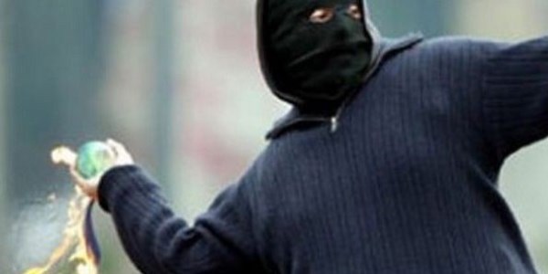 Göstericiler okul ve işyerlerine saldırdı