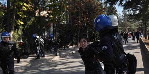 Çelik'i protesto eden öğrencilere gözaltı
