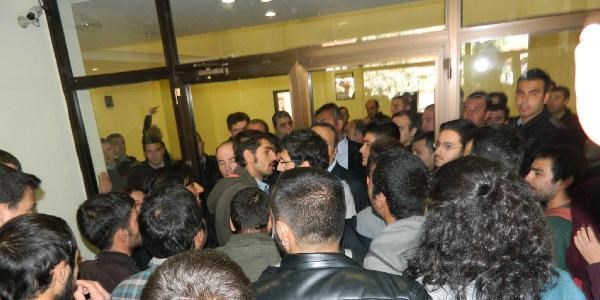 Öğrenciler rektörlük kapısını zorladı