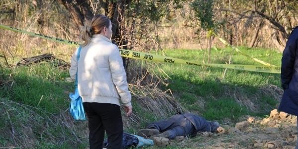 Ya�l� adam tarlada �l� bulundu