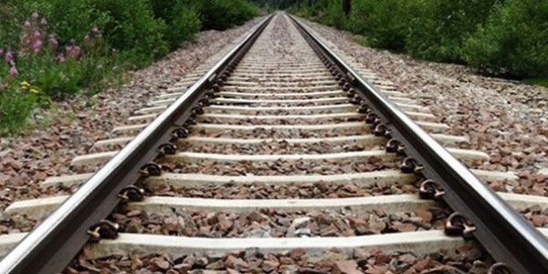 Tren yolundan 'ray' çaldılar!