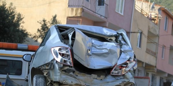 26 ton yükle öğrenci servisine çarptı