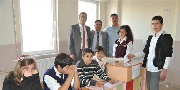 Soma Altıntaş İlköğretim Okulu'nda seçim heyecanı
