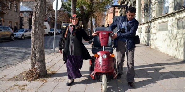Engelli kızlarını artık sırtında taşımayacak
