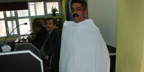 Belediye başkanı kefen giydi