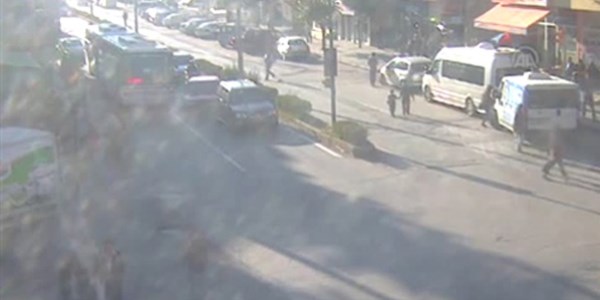 Kırmızı ışığı ihlal etti, üniversite öğrencilerine çarptı